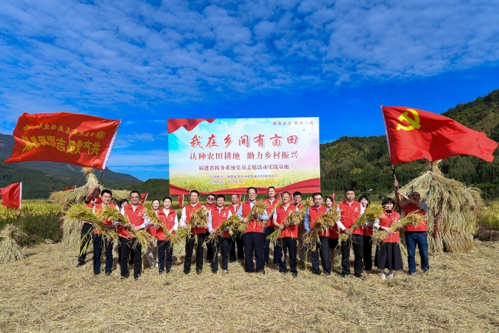 我在乡间认亩田合影